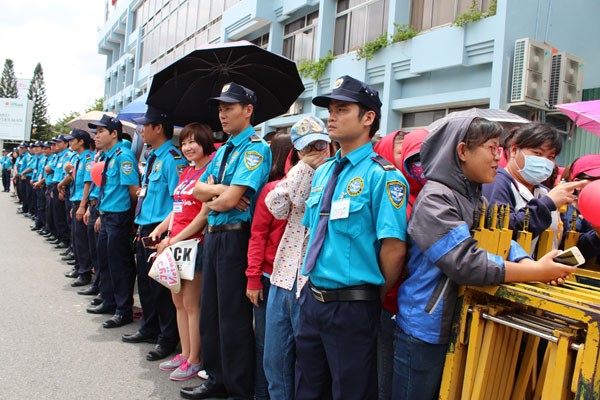 Lực lượng bảo vệ Ngày và Đêm tại sự kiện đón nhóm nhạc Hàn Quốc